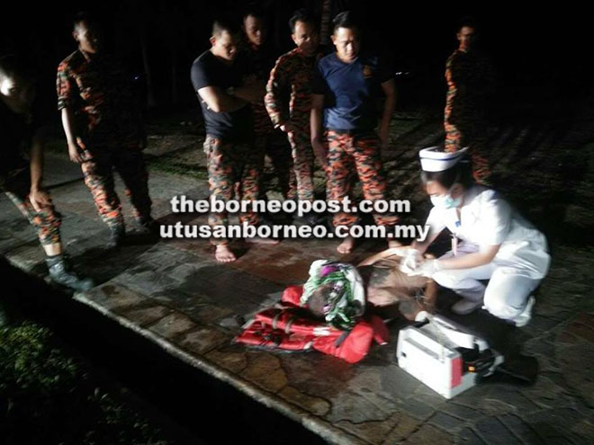  Kakitangan Unit Ambulans Hospital Bintulu menjalankan pemeriksaan ke atas mayat mangsa sejurus ditemui.