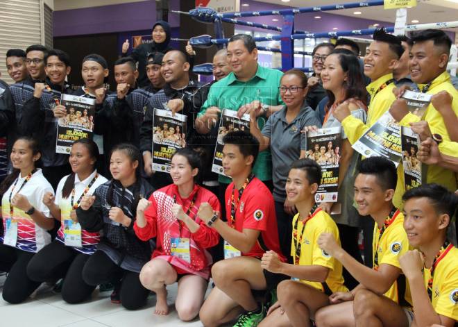  Jumaat (berdiri barisan hadapan, lima dari kanan) bersama atlet dan pegawai sukan muaythai SUKSAR 2017 dalam sesi bergambar sebelum bermulanya sesi timbang berat di Summermall.