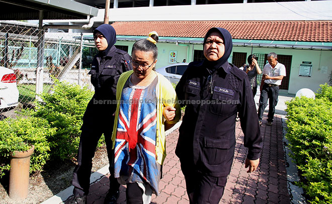  Yut Mooi (tengah) dipenjara enam bulan dan didenda RM15,000 oleh Mahkamah Majistret semalam setelah didapati bersalah mengeluarkan kata-kata yang menghina Nabi Muhammad SAW, tahun lepas.   — Gambar Bernama