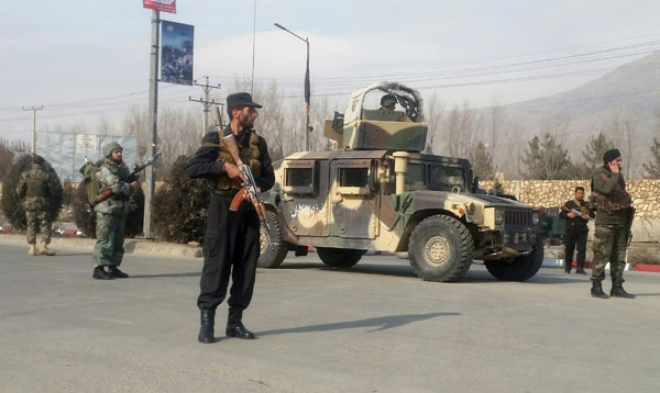  Anggota pasukan keselamatan dilihat berkawal di tapak serangan di Kabul semalam. — Gambar Reuters