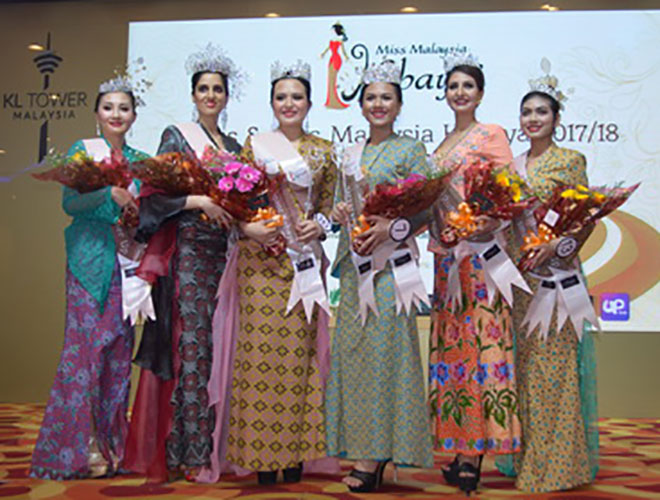  Natasha (tiga kanan) dan Marianny (tiga kiri) dipilih sebagai Miss dan Mrs Malaysia Kebaya 2017 dalam pertan-dingan peringkat akhir yang diadakan di Menara Kuala Lumpur. 