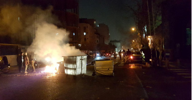  Gambar yang diperolehi dari media sosial memaparkan aksi penunjuk perasaan membakar tong sampah semasa mengadakan protes antikerajaan di Tehran, kelmarin. — Gambar Reuters