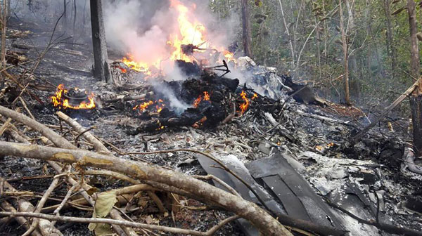  Beberapa bahagian pesawat yang terbakar dilihat di tapak di mana sebuah pesawat ringan           yang membawa 10 penumpang warga AS dan dua anak kapal tempatan dilaporkan terhempas             di Punta Islita, bandar tepi pantai di Guanacaste, Costa Rica kelmarin. — Gambar La Nacion/Reuters