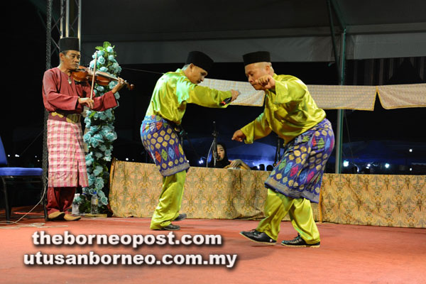  Salah satu pasangan bertandak dalam kategori bermukun berkumpulan.