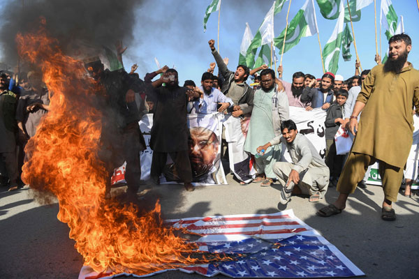  Aktivis Majlis Difa-e-Pakistan melaungkan slogan anti-AS ketika membantah ancaman Trump untuk menghentikan bantuan kepada Pakistan. Trump kelmarin turut mengugut untuk memotong bantuan bernilai lebih AS$300 juta setahun kepada penduduk Palestin. — Gambar AFP