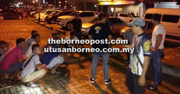  Sebelas pemuda ditahan Pasukan Task Force (D4) BSJD IPD Sibu diketuai ASP Irwan Hafiz di Dataran Sibu Fasa 2 malam kelmarin.