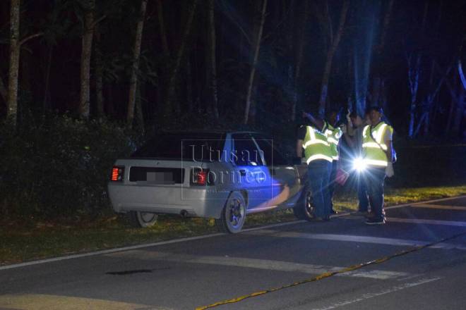 Sepasukan anggota polis dari Bahagian Siasatan Jenayah Daerah Miri sedang melakukan siasatan di tempat kenderaan suspek ditahan.