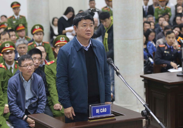  Thang (tengah) dibicarakan bersama Thanh (duduk kiri) di Mahkamah Rakyat Hanoi semalam. — Gambar AFP