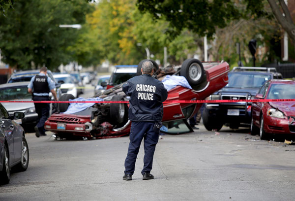  Gambar fail 31 Oktober tahun lepas menunjukkan seorang anggota polis berkawal di lokasi kejadian jenayah di Chicago, Illinois. — Gambar Reuters