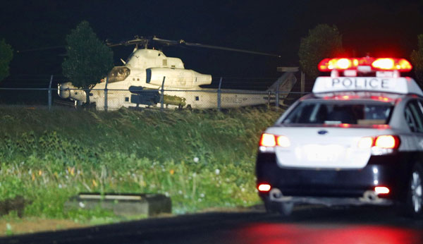  Sebuah helikopter gempur AS membuat pendaratan kecemasan di Yomitan, Okinawa dalam gambar rakaman Kyodo kelmarin. — Gambar Reuters
