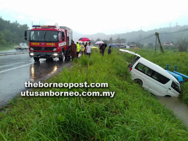  Tiga individu cedera selepas sebuah van terbabas ke dalam longkang di Jalan Kampung Maang pada Isnin.