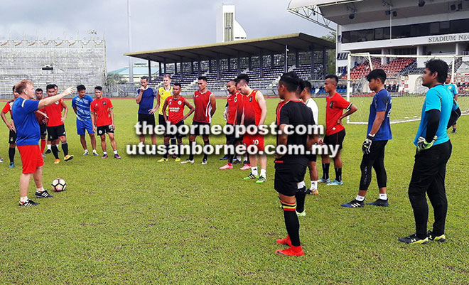  Ian Andrew memberi kata-kata semangat kepada bakal skuad Sarawak FA yang akan mengharungi cabaran Liga Perdana 2018.