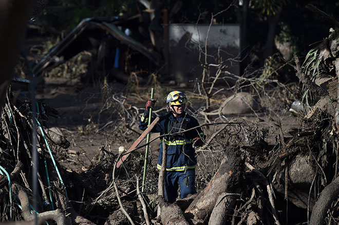  Anggota penyelamat mencari mangsa banjir lumpur kuat yang mengorbankan sekurang-kurangnya 17 nyawa selepas hujan lebat Selasa lepas menyebabkan lumpur dan puing setinggi paras pinggang mengalir dari bukit ke Montecito dan bandar lain di Santa Barbara County ke barat laut Los Angeles. — Gambar AFP