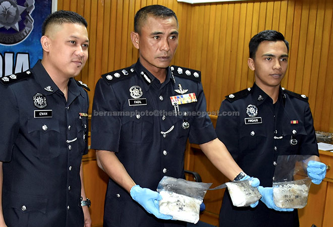  Fadil (tengah) menunjukkan dadah jenis syabu seberat 3.029 gram yang dianggarkan bernilai RM240,000.00 di sebuah rumah di kawasan Kampung Wakuba Batu 15 Jalan Apas, Tawau, semalam. — Gambar Bernama