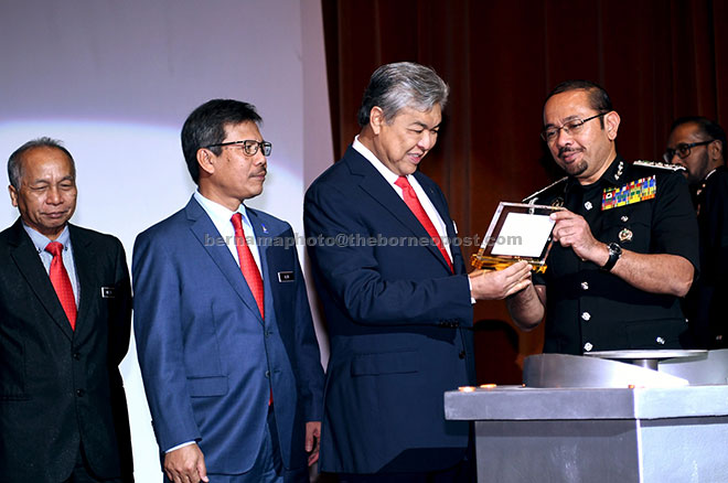  Zahid (dua kanan) ketika melancarkan pasport versi baharu pada Perhimpunan Bulanan Kementerian Dalam Negeri di Putrajaya semalam. Turut hadir (dari kiri) Masir, Alwi dan Mustafa. — Gambar Bernama