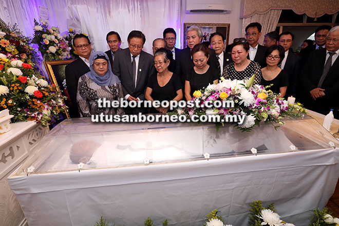  Abang Johari dan isteri Datin Patinggi Dato Juma’ani Tuanku Bujang memberi penghormatan terakhir kepada mendiang Celestine. Turut kelihatan Elizabeth (tiga kiri) serta anak-anak mendiang.