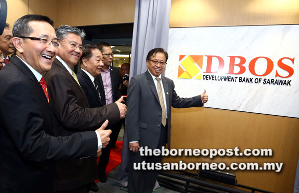  Abang Johari memperkenalkan logo DBOS ketika pembukaan rasmi pejabat bank berkenaan di Tingkat 2, Menara SEDC, Ithmus di Kuching semalam. — Gambar Muhammad Rais Sanusi 
