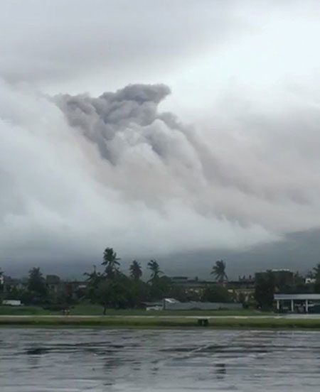  Gambar diperolehi daripada media sosial             menunjukkan gunung berapi Mayon memuntahkan abu tebal di Legazpi, Albay, Filipina semalam. — Gambar Reuters