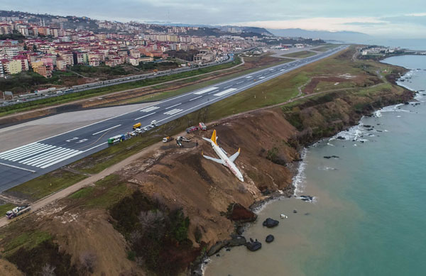  Pesawat Pegasus Airlines tersekat dalam lumpur tebal selepas terbabas dari landasan di lapangan terbang di pesisir pantai Turki lalu terjunam dari cerun tajam di hujung Laut Hitam, hanya beberapa meter dari kawasan air. — Gambar Ihlas News Agency/Reuters  
