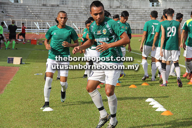  Pemain perancang berpengalaman, Rafiezan Razali (depan) mengetuai rakanrakannya pada sesi latihan petang semalam.