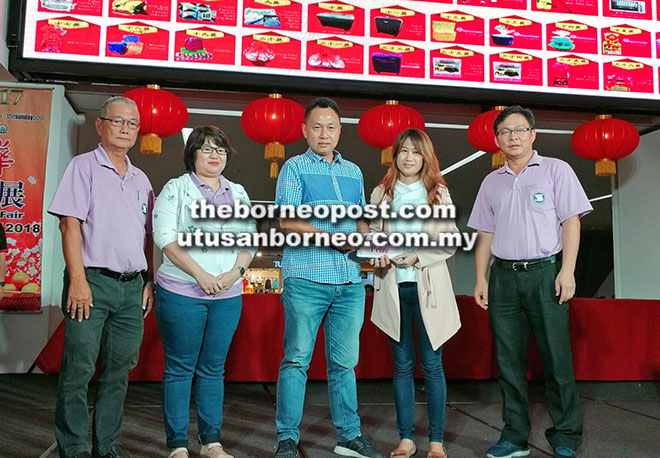  Pengarah United Fusion Sdn Bhd Linda Hoo (dua kanan) menyampaikan baucar hadiah utama kepada Bong Soon Ming; sambil disaksikan oleh timbalan pengurus cawangan See Hua Marketing Sdn Bhd Sorina Yeo (kedua dari kiri) dan pengurus cawangan Nickky Chua (kanan).
