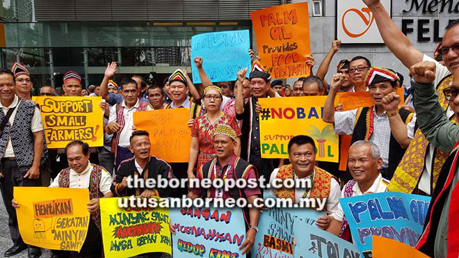  Ribuan pekebun kecil sawit termasuk dari Sarawak hadir menyertai protes aman di hadapan Kedutaan Eropah di Kuala Lumpur, semalam.