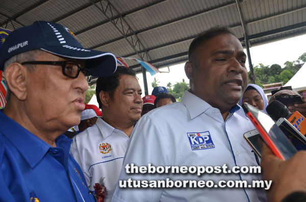  Azeez (kanan) pada sidang media sambil ditemani Ghapur (kiri) dan Pegawai Pendidikan Daerah Tawau Darman Shah Asakil.