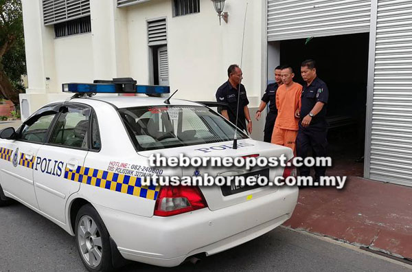  Tertuduh dieskot keluar dari bangunan mahkamah ke kenderaan polis setelah dituduh di Mahkamah Majistret semalam atas tuduhan membunuh Nasreen Tan yang sepatutnya menyambut hari jadinya yang ke-13 bulan depan.