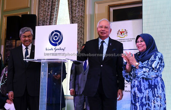  Najib (dua kanan) melancarkan logo Wanita Gemilang sempena Majlis Pelancaran Tahun Memperkasa Wanita 2018 di Bangunan Perdana Putra, Putrajaya semalam. Turut hadir Zahid (kiri) dan Rohani. — Gambar Bernama
