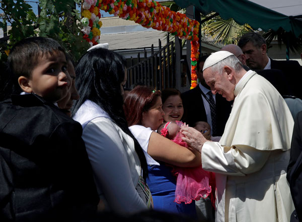  Francis mengusap kepala bayi kepada salah seorang banduan ketika kunjungan ke Pusat Penjara Wanita San Joaquin di Santiago, Chile kelmarin. — Gambar AFP