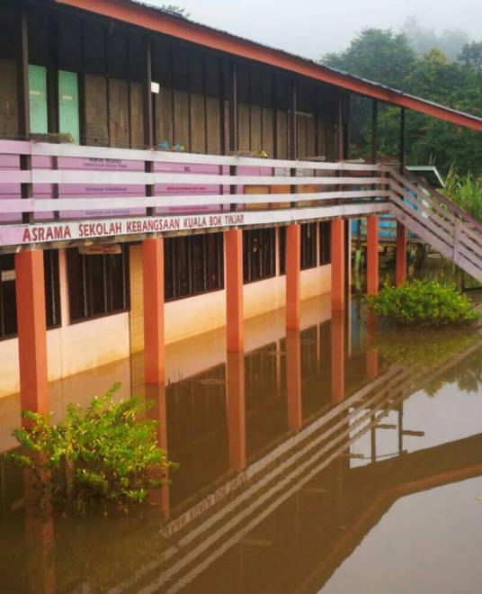  Keadaan salah sebuah blok sekolah SK Kuala Bok yang masih dilanda banjir pagi tadi.