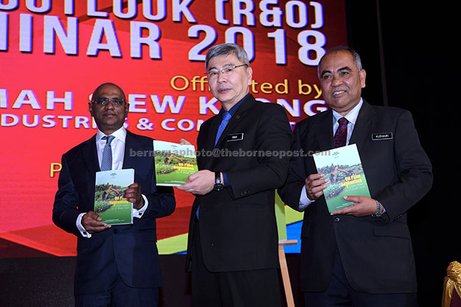  Mah (tengah) melancarkan buku ‘Oil Palm Replanting’ pada Majlis Perasmian Seminar Kajian dan Tinjauan Ekonomi Minyak Sawit 2018 anjuran Lembaga Minyak Sawit Malaysia (MPOB)  di Putrajaya, semalam. — Gambar Bernama