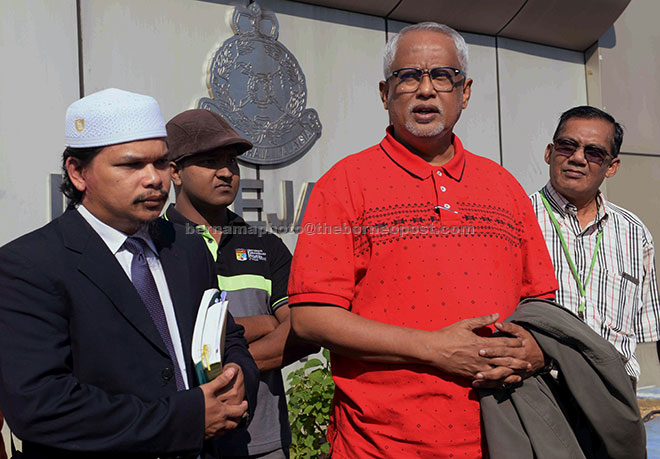  Mahfuz (dua kanan) semalam hadir di Ibu Pejabat Polis Kontinjen (IPK) Kedah bagi memberi keterangan berhubung dakwaan menghina Sultan Pahang, Sultan Ahmad Shah dalam satu ceramah politik di Alor Setar. — Gambar Bernama