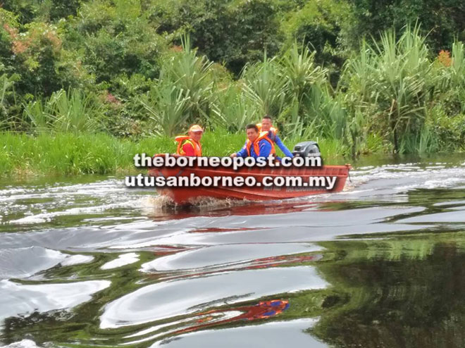  Anggota penyelamat mengadakan rondaan di kawasan banjir.