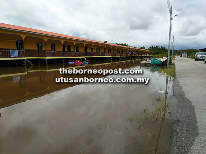  Antara rumah panjang yang terjejas akibat banjir di Tanjong Pedada.