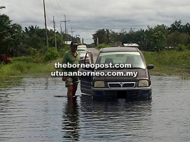  Salah satu kenderaan yang terpaksa berpatah balik kerana jalan raya tidak dapat dilalui. — Gambar ihsan TR Mawar Awang