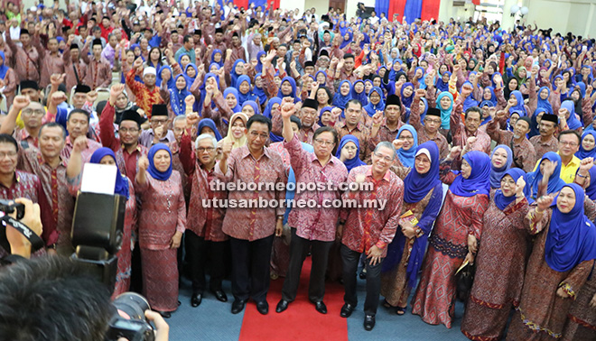  Abang Johari bersama barisan kepimpinan tertinggi PBB merakam kenangan bersama ahli parti yang hadir. 