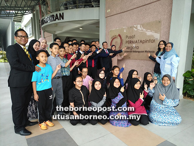  Rombongan Yayasan Sarawak merakam kenangan secara berkumpulan dengan pelajar-pelajar Sarawak, di Pusat PERMATApintar Negara.