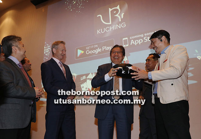  Abang Johari (dua kanan) nguji ‘360-degree VR’ di Kuching kemari. Bela dipeda(ari kiba) Abu, Snowdan enggau John.