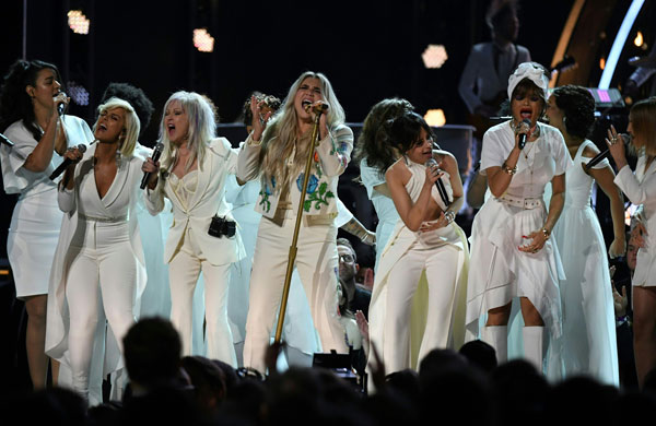  Kesha (tengah) semasa menyanyikan lagu ‘Praying’ bersama-sama (dari kiri) Bebe Rexha, Cindy Lauper, Camila Cabello dan Andra Day di Anugerah Grammy, Ahad lepas.  — Gambar AFP