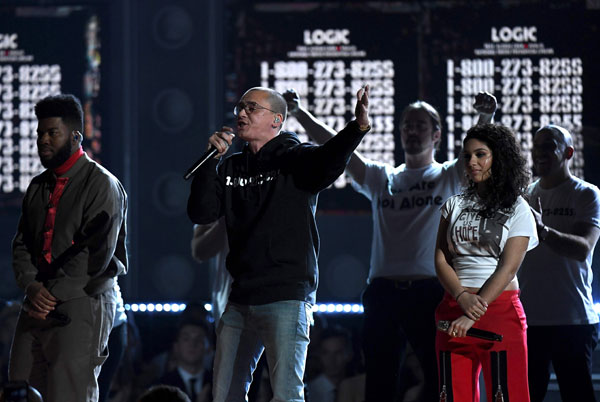  Logic (tengah) menyanyikan lagu ‘1-800-273-8255 ‘ bersama Khalid (kiri) dan Alessia Cara semasa Anugerah Grammy yang ke-60 di New York pada Ahad Lepas.  — Gambar AFP