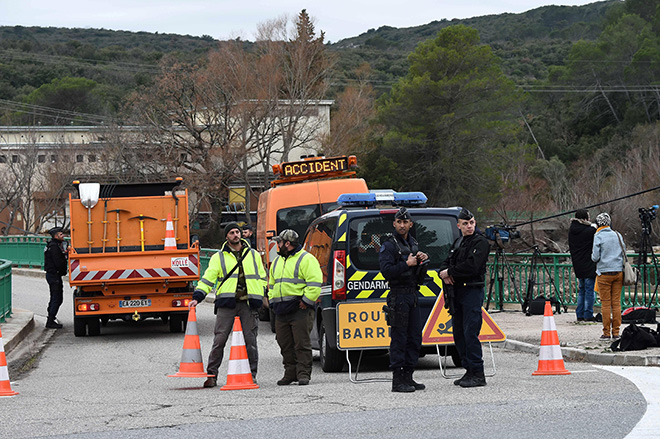  Beberapa anggota keselamatan Perancis mengawal jalan raya berdekatan tempat berlakunya insiden kemalangan pertembungan di antara dua helikopter di tasik Carces, kira-kira 50 kilometer barat laut pusat peranginan Saint-Tropez. — Gambar AFP