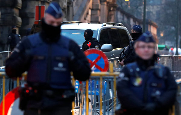  Anggota pasukan keselamatan berkawal ketika satu konvoi dipercayai membawa Abdeslam, salah seorang suspek dalam serangan Daesh di Paris pada 2015, tiba di pekarangan mahkamah di Brussels, Belgium kelmarin. — Gambar Reuters