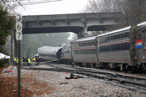  Pasukan kecemasan berada di tempat kejadian selepas kereta api Amtrak melanggar kereta api muatan dan tergelincir di Cayce, Carolina Selatan kelmarin. — Gambar Reuters