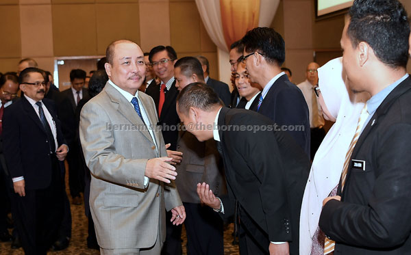  Hajiji bersalaman dengan pegawai kanan Kementerian Kerajaan Tempatan dan Perumahan ketika hadir pada majlis Amanat Menteri Kepada Pegawai Kanan Kerajaan semalam. — Gambar Bernama 