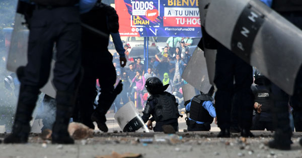  Polis bertempur dengan pelajar Universiti Autonomi Kebangsaan Honduras yang membantah pelantikan semula Hernandez sebagai presiden di Tegucigalpa kelmarin. — Gambar AFP