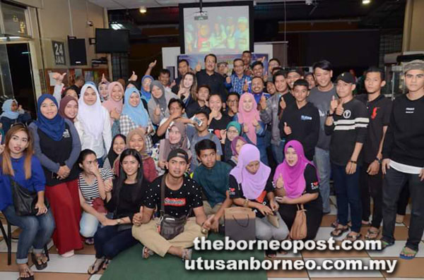  Nasrun bergambar dengan sebahagian belia yang hadir pada Program Santai Belia dan Back To School di Lahad Datu.