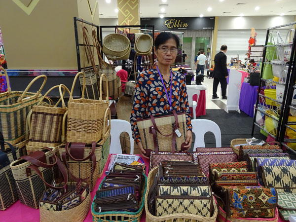  Monica menunjukkan produk kraf daripada rotan dan buluh buatannya yang dipamerkan pada promosi kraf di MYDIN Petra Jaya baru-baru ini. 