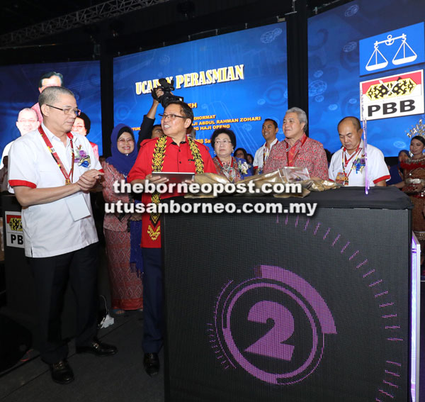  Abang Johari menekan butang sebagai simbolik perasmian Perhimpunan Agung Pergerakan Wanita dan Pemuda PBB, semalam. Turut kelihatan Awang Tengah (dua kanan) serta barisan kepimpinan PBB lain.