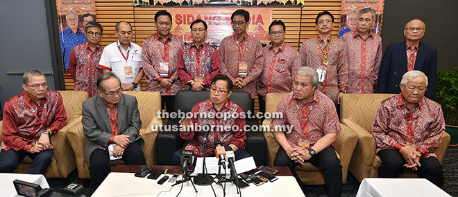  Abang Johari pada sidang media selepas menyempurnakan Majlis Penangguhan Perhimpunan Agung PBB Ke-14 semalam.